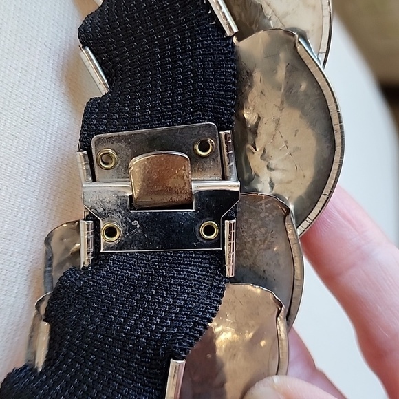 Vintage Hammered Metal Silver Disk Stretch Hooked Belt - Picture 4 of 4